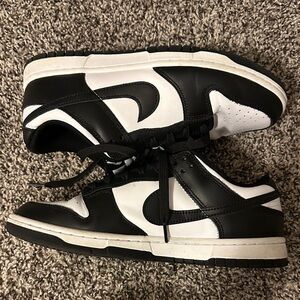Nike Black & White Low-Top Athletic Sneakers 8.5 men = women 10. Runs short